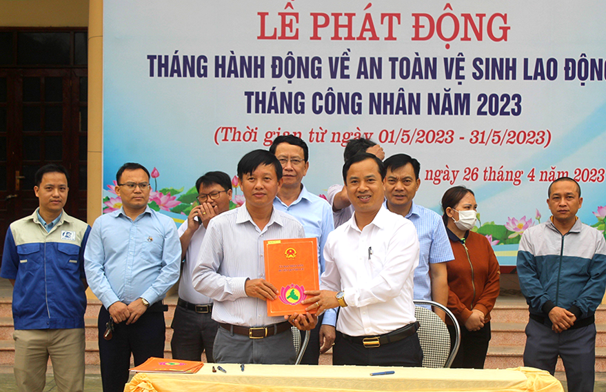 Đại diện các cơ quan doanh nghiệp ký kết thực hiện Tháng An toàn vệ sinh lao động, Tháng Công nhân năm 2023 với UBND huyện Quỳnh Lưu. Ảnh: Công đoàn Nghệ An