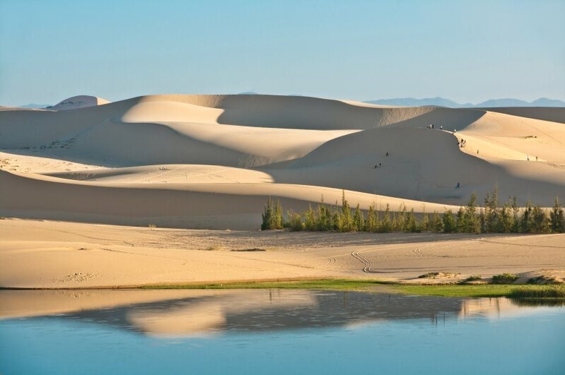 Phan Thiết nổi tiếng với những đồi cát trắng. Ảnh: Wandering Wheatleys.