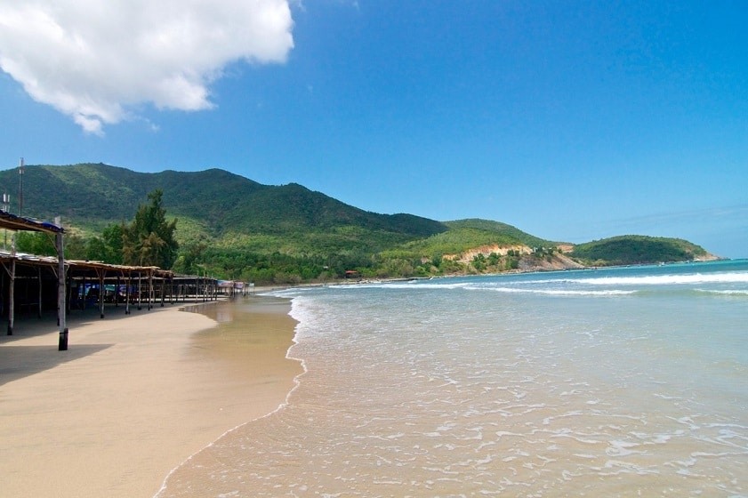 Biển Nha Trang trong xanh với nhiều trải nghiệm bạn không thể bỏ lỡ. Ảnh: Vinwonders.