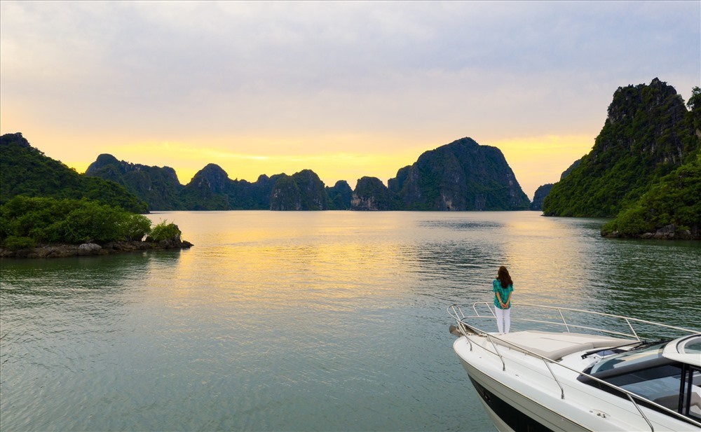 Vịnh Hạ Long là điểm đến hấp dẫn du khách trong và ngoài nước. Ảnh: Nguyễn Hùng