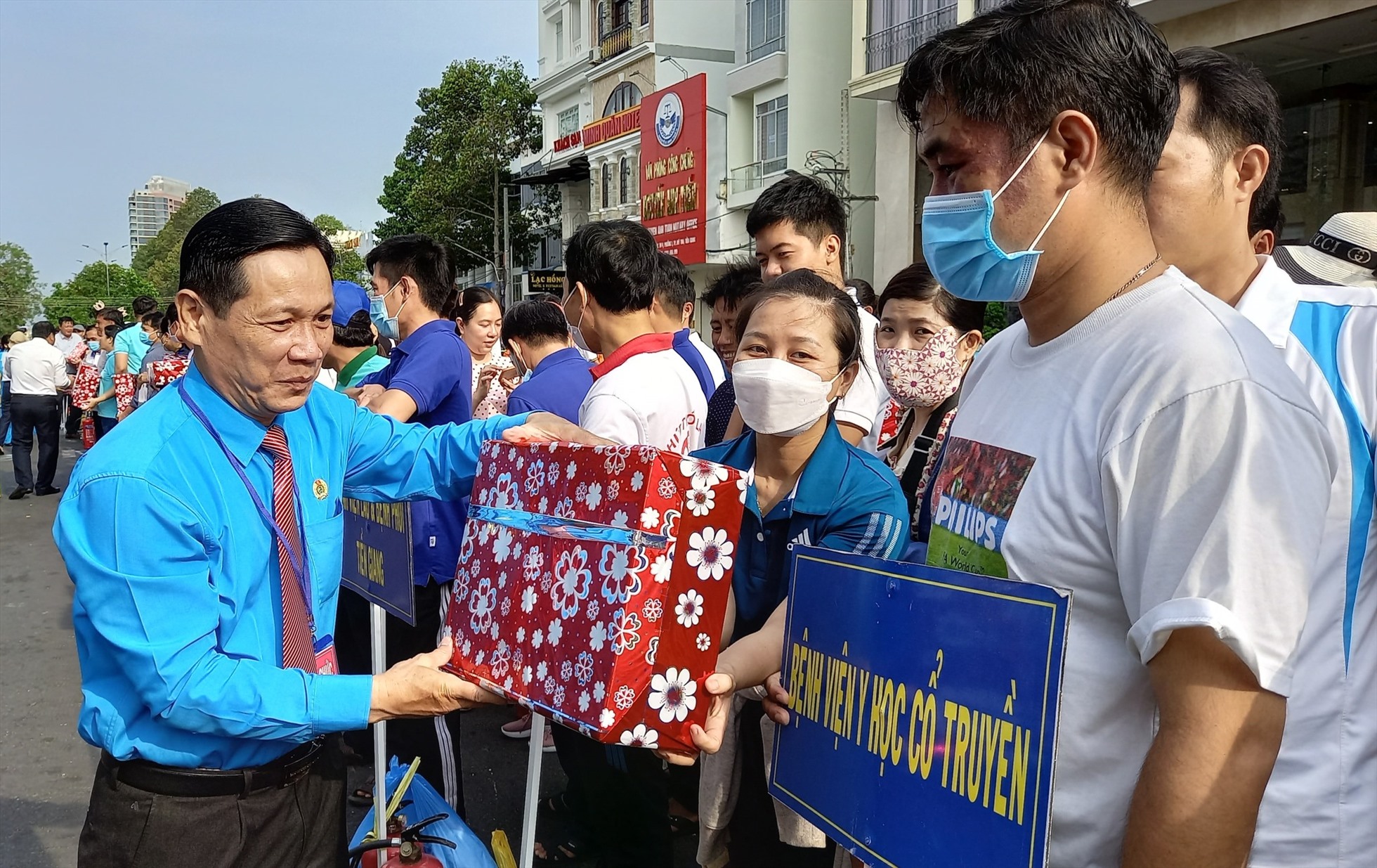 Chủ tịch LĐLĐ tỉnh Tiền Giang Lê Minh Hùng - trao quà cổ vũ các đội tham gia hội thi. Ảnh: Thành Nhân