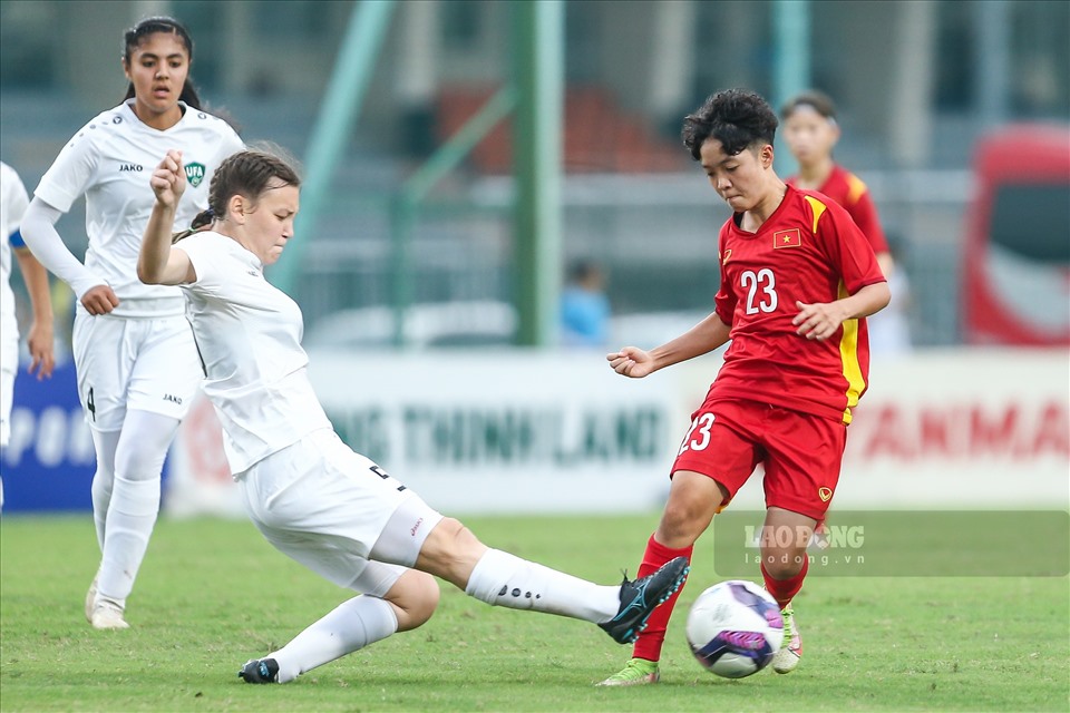 U17 nữ Việt Nam chơi cố gắng trong hiệp 2. Lần lượt Hoài Trinh và Nguyễn Thị Thương ghi bàn, mang về chiến thắng 3-0 trước U17 nữ Uzbekistan. Ảnh: Minh Quân