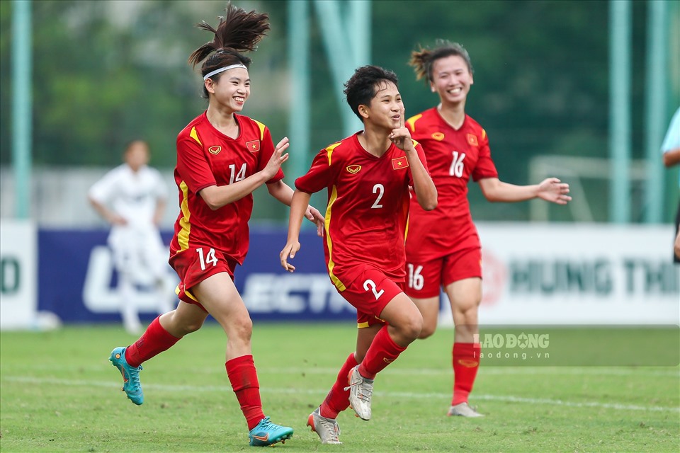 U17 nữ Việt Nam dẫn trước 1-0 trong hiệp 1. Ảnh: Minh Quân