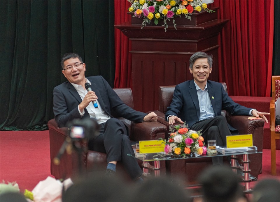 Diễn giả chia sẻ về câu chuyện học lâm sàng. Ảnh: Trang Hà