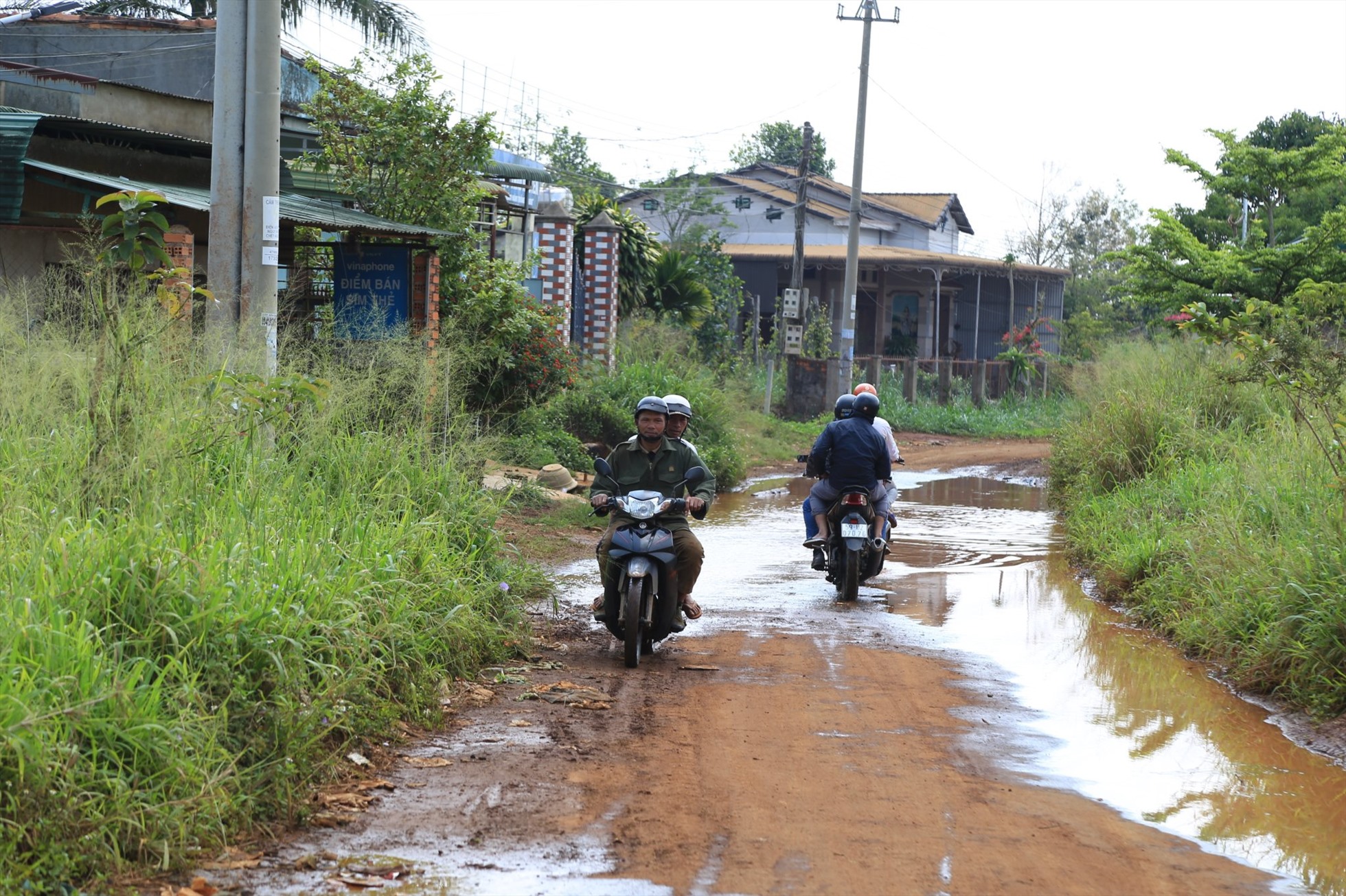 Nhiều tuyến đường ở huyện Đắk Song mùa mưa lầy lội, mùa khô thì bụi bay mình mù. Ảnh: Phan Tuấn