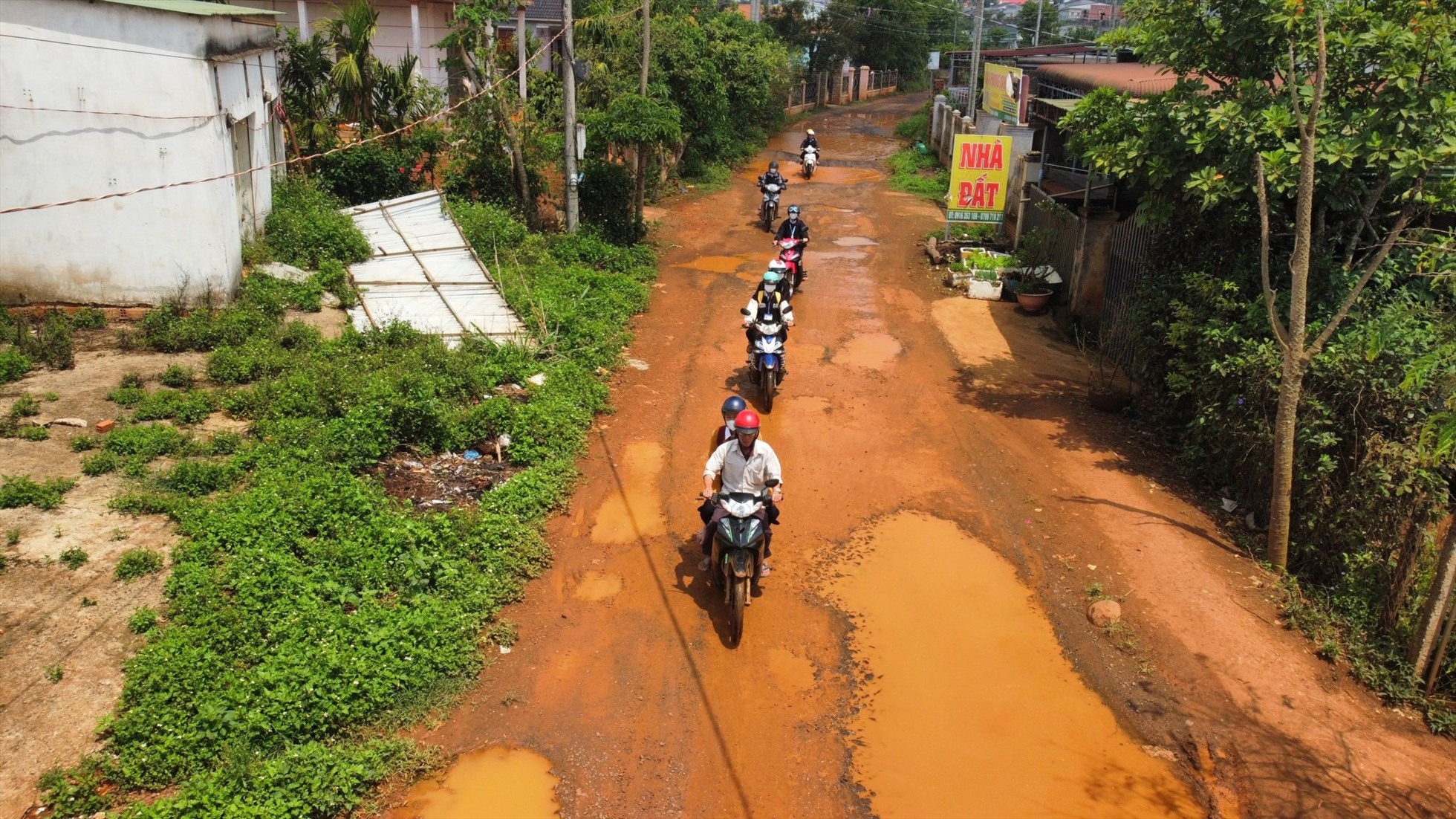 Đường giao thông ở huyện Đắk Song hư hỏng nhưng không thể đầu tư xây dựng vì vướng quy hoạch khai thác bô xít không biết bao giờ mới triển khai. Ảnh: Phan Tuấn