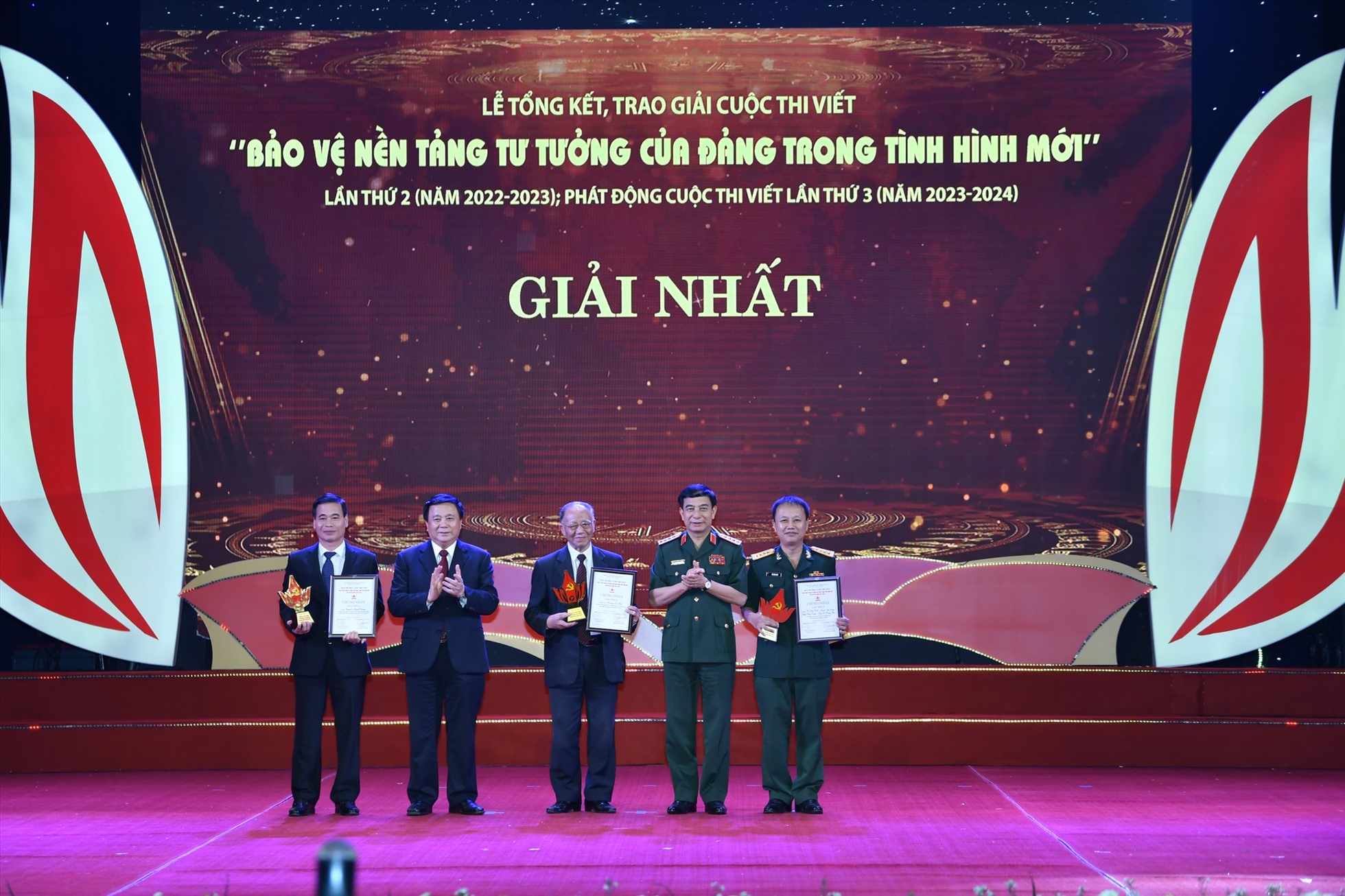 Đồng chí Đại tướng Phan Văn Giang và đồng chí Nguyễn Xuân Thắng trao thưởng cho các tác giả đoạt giải Nhất của Cuộc thi viết “Bảo vệ nền tảng tư tưởng của Đảng trong tình hình mới” lần thứ 2 (năm 2022-2023). Ảnh: Ái Vân