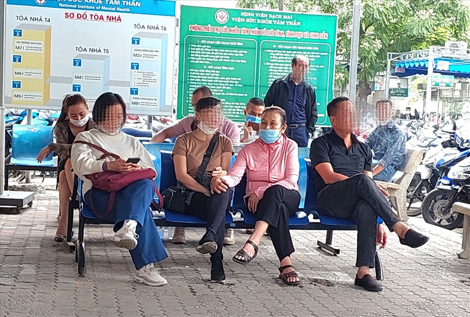 Tại khu ghế chờ Bệnh viện Bạch Mai, nhiều trường hợp không đeo khẩu trang hoặc đeo sai quy định.
