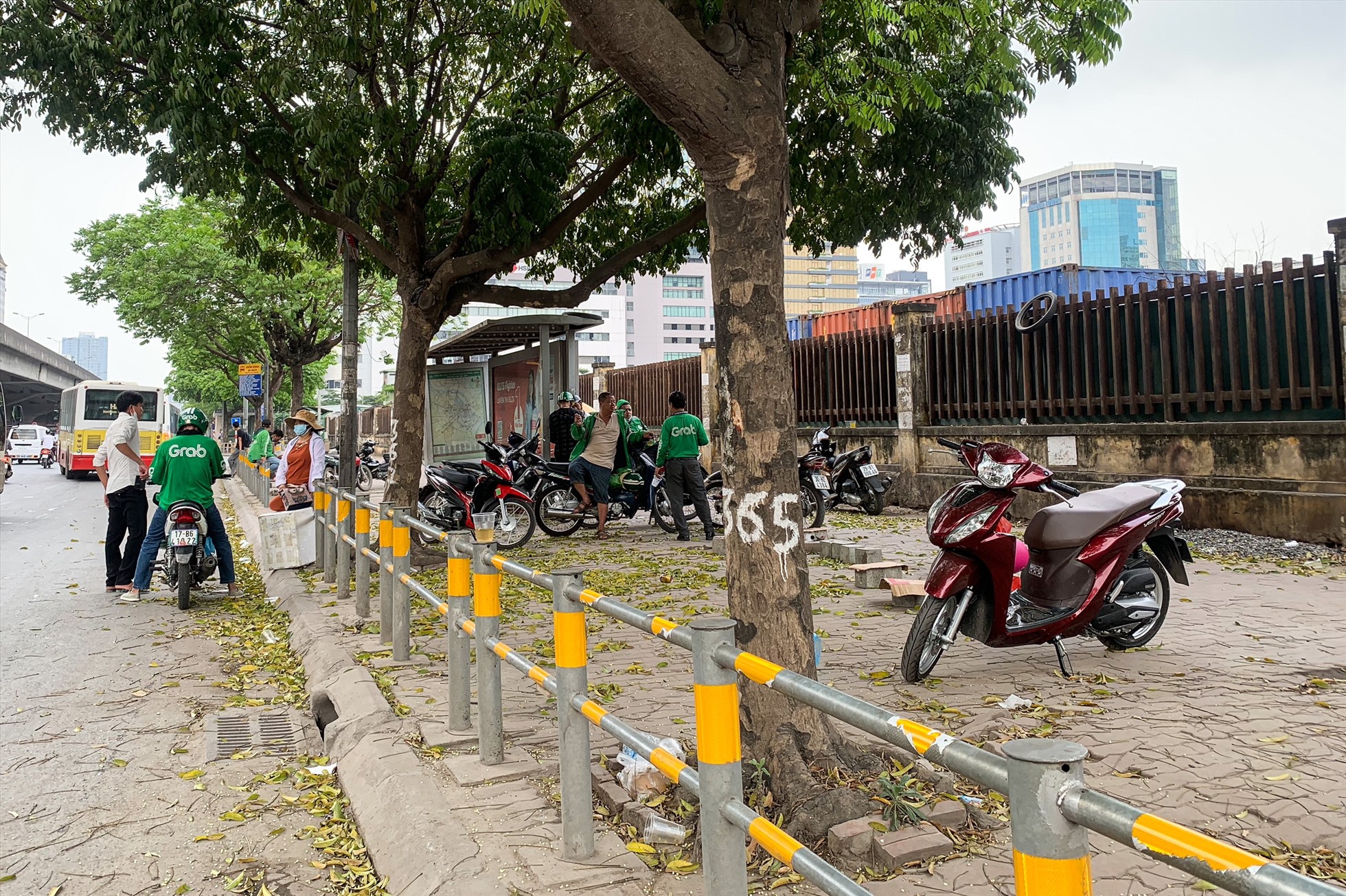 Lòng đường, vỉa hè hiện như một địa điểm để nghỉ ngơi của nhiều tài xế công nghệ. Ảnh: Thu Hiền