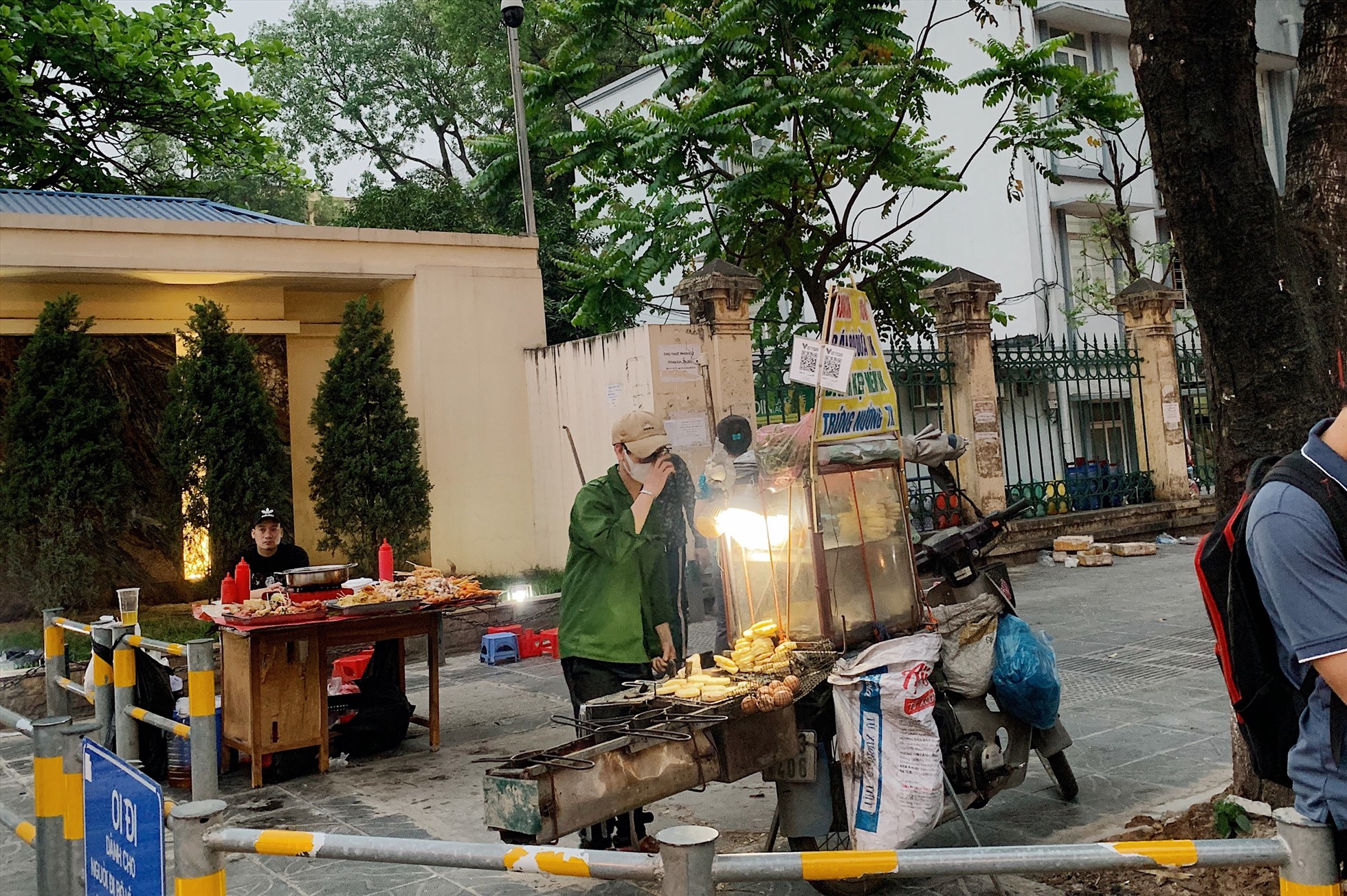 Tình trạng bán hàng rong lấn chiếm vỉa hè trên đường Hồ Tùng Mậu. Ảnh: Thu Hiền