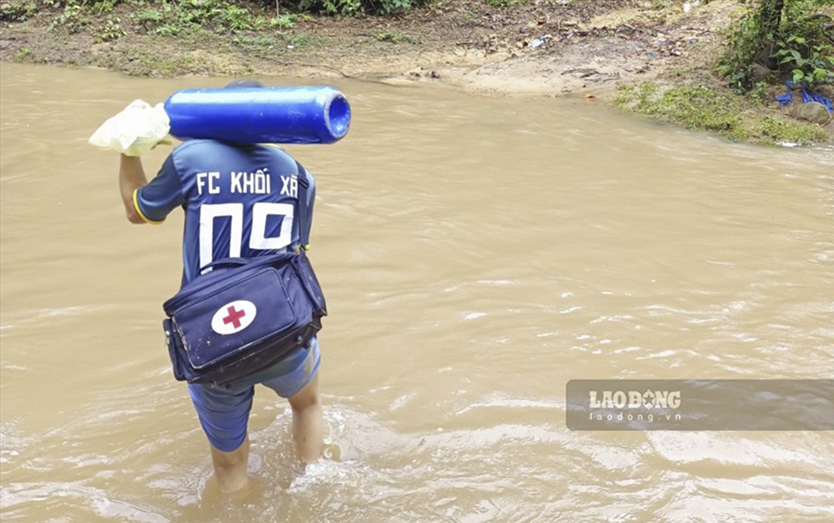 Nhiều cán bộ y tế phải vượt qua muôn vàn khó khăn để chăm sóc sức khỏe cho đồng bào nơi vùng cao, biên giới.