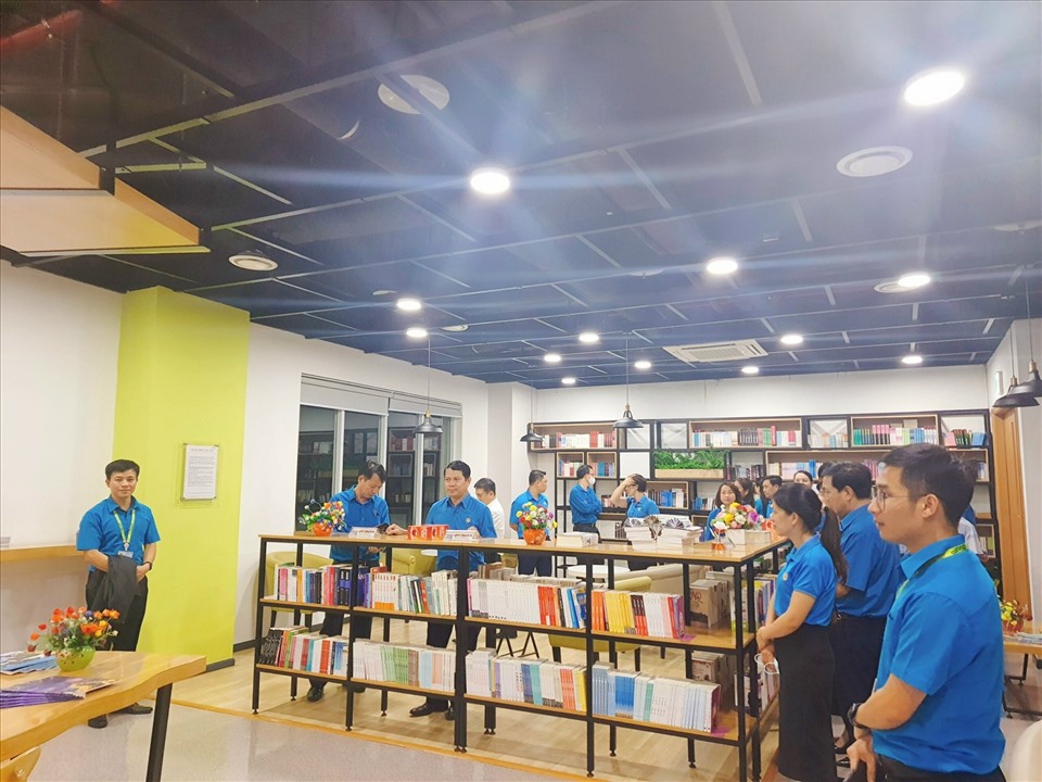 Lãnh đạo LĐLĐ tỉnh Thái Nguyên thăm quan thư viện trong ký túc xã của SEVT. Ảnh: Hà Anh