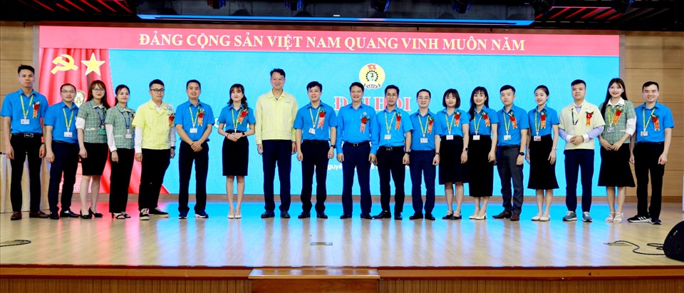 Lãnh đạo LĐLĐ tỉnh Thái Nguyên và Công ty SEVT chúc mừng Ban Chấp hành Công đoàn SEVT nhiệm kỳ 2023-2028. Ảnh: Hà Anh