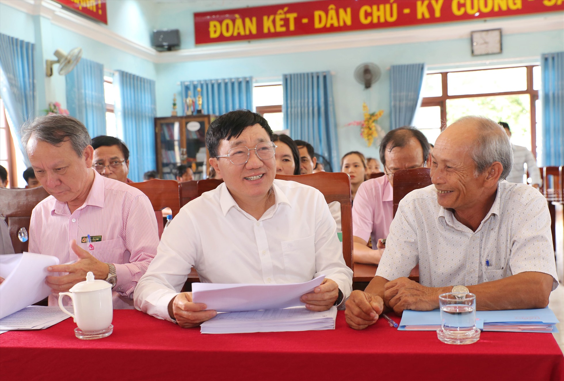 Tổng Giám đốc Dương Quyết Thắng (ngồi giữa) lắng nghe tâm tư nguyện vọng của hộ vay tại Điểm giao dịch NHCSXH xã Hoà Phong, huyện Tây Hoà. Ảnh: Việt Hải