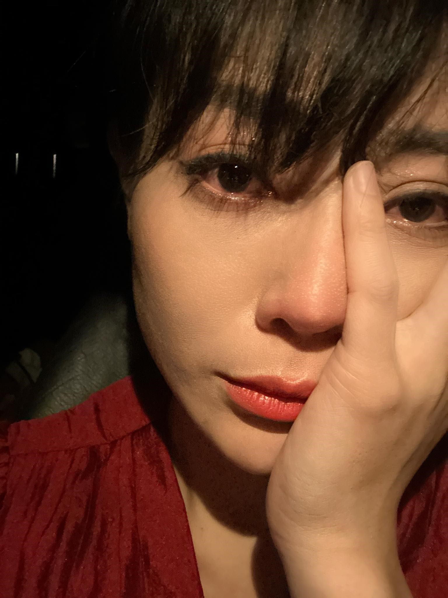 Thanh Hương khóc khi tranh thủ xem các tập “Cuộc đời vẫn đẹp sao“. Ảnh: Facebook nhân vật