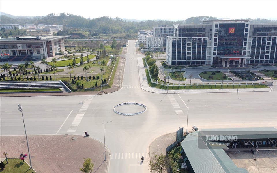 Trụ sở mới của UBND tỉnh được xây dựng đối xứng với Trụ sở làm việc của Tỉnh uỷ Cao Bằng. Giữa trục là Trung tâm Hội nghị tỉnh Cao Bằng.