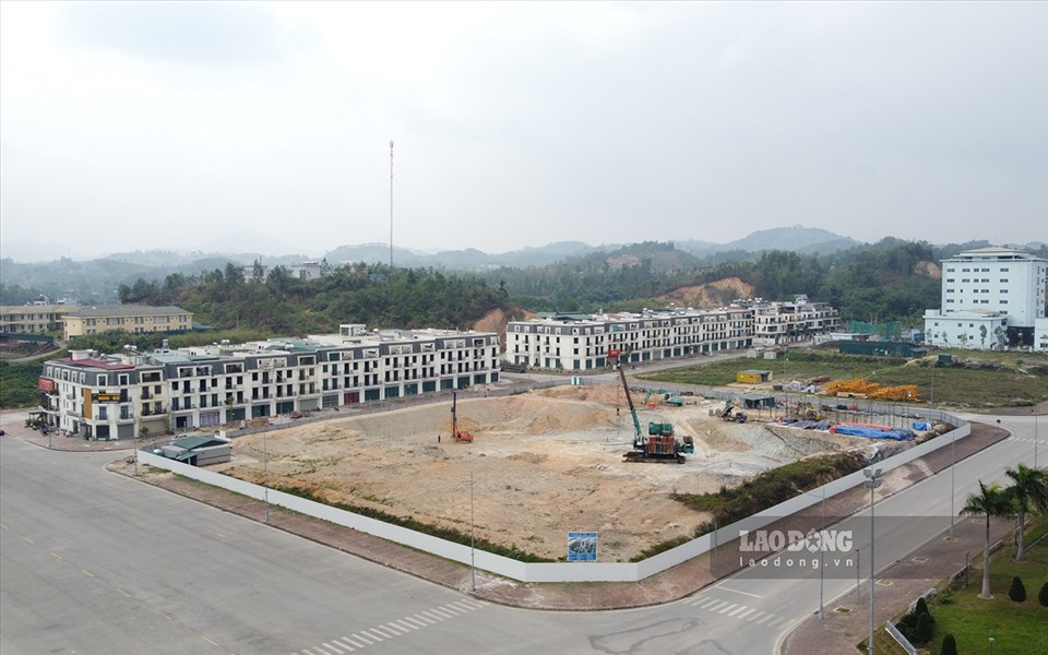 Đầu năm 2023, địa phương tiếp tục khởi công xây dựng 2 công trình mới là trụ sở UBND tỉnh và Trụ sở khối các Sở, Ban, ngành... tại Khu trung tâm hành chính mới (phường Đề Thám, TP Cao Bằng).