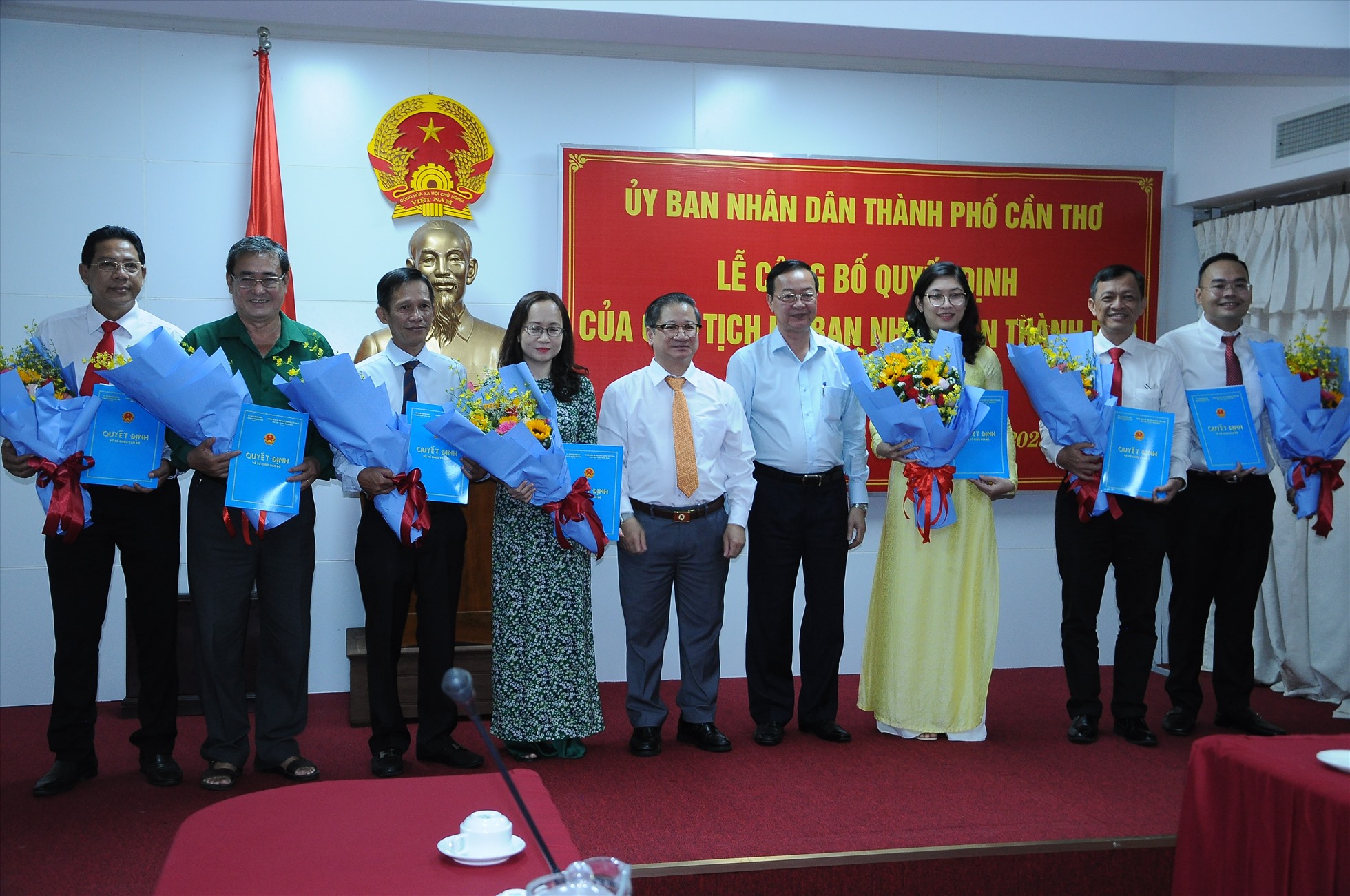 Chủ tịch UBND TP Trần Việt Trường trao quyết định và tặng hoa chúc mừng các cán bộ được bổ nhiệm. Ảnh: Cảnh Kỳ