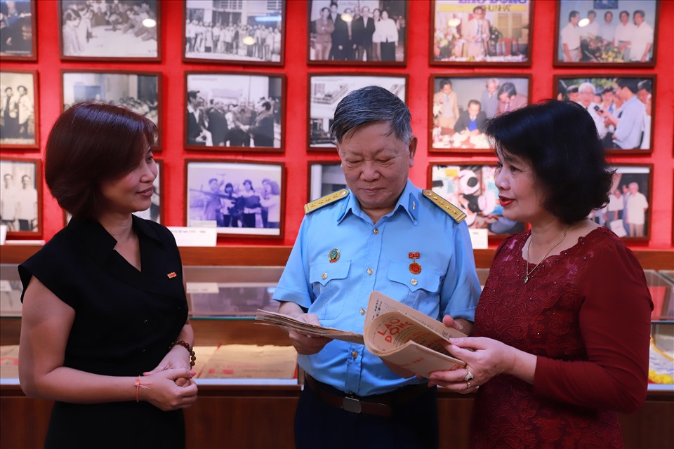 Phó Tổng Biên tập Báo Lao Động Phan Thu Thuỷ tặng gia đình ông Đào Thế Hùng bản sao của số Báo đặc biệt. Ảnh: Tô Thế