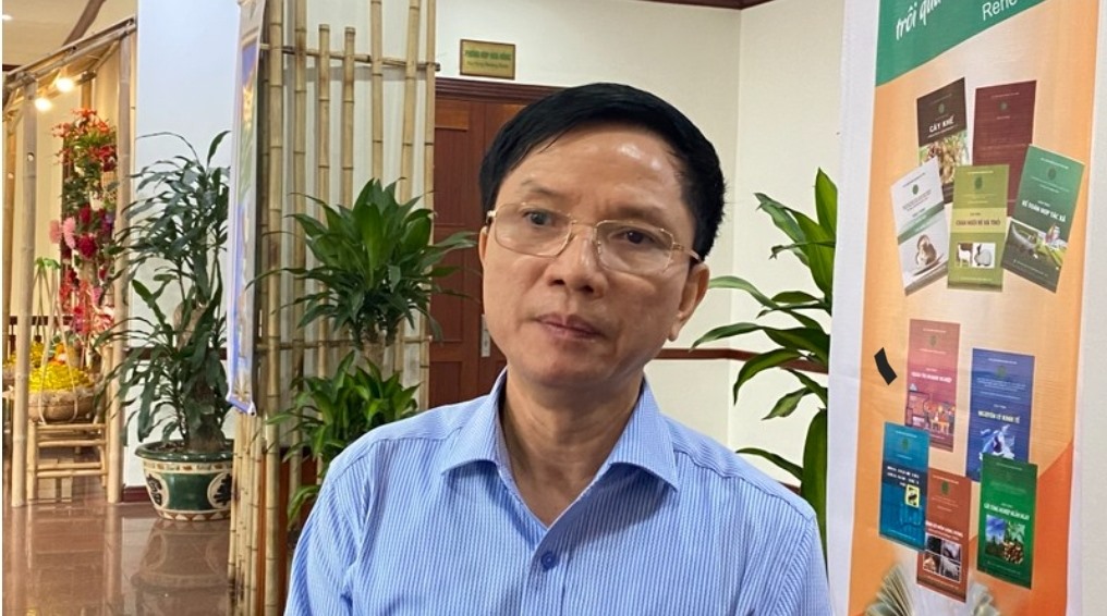 Ông Nguyễn Thanh Sơn cảnh báo về tình trạng nhập khẩu thịt gà ồ ạt vào Việt Nam. Ảnh: Văn Phúc.