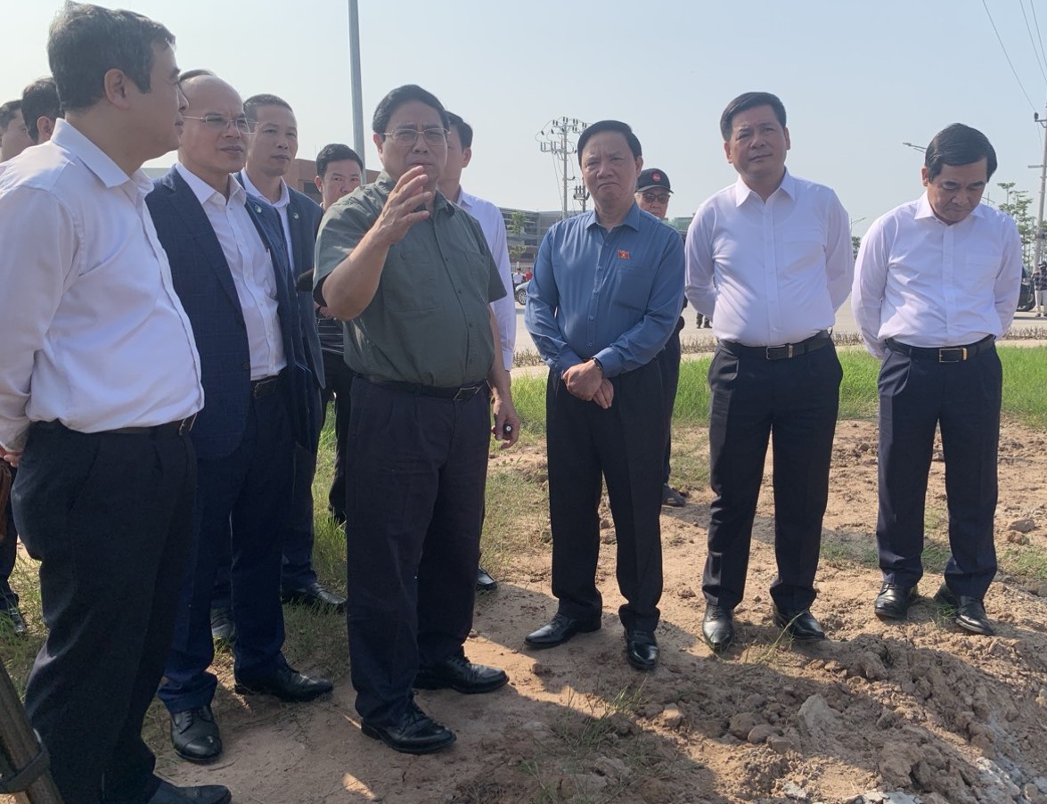 Đoàn công tác do Thủ tướng Phạm Minh Chính dẫn đầu khảo sát, kiểm tra tiến độ xây dựng Khu Công nghiệp Liên Hà Thái. Ảnh: Bá Dương