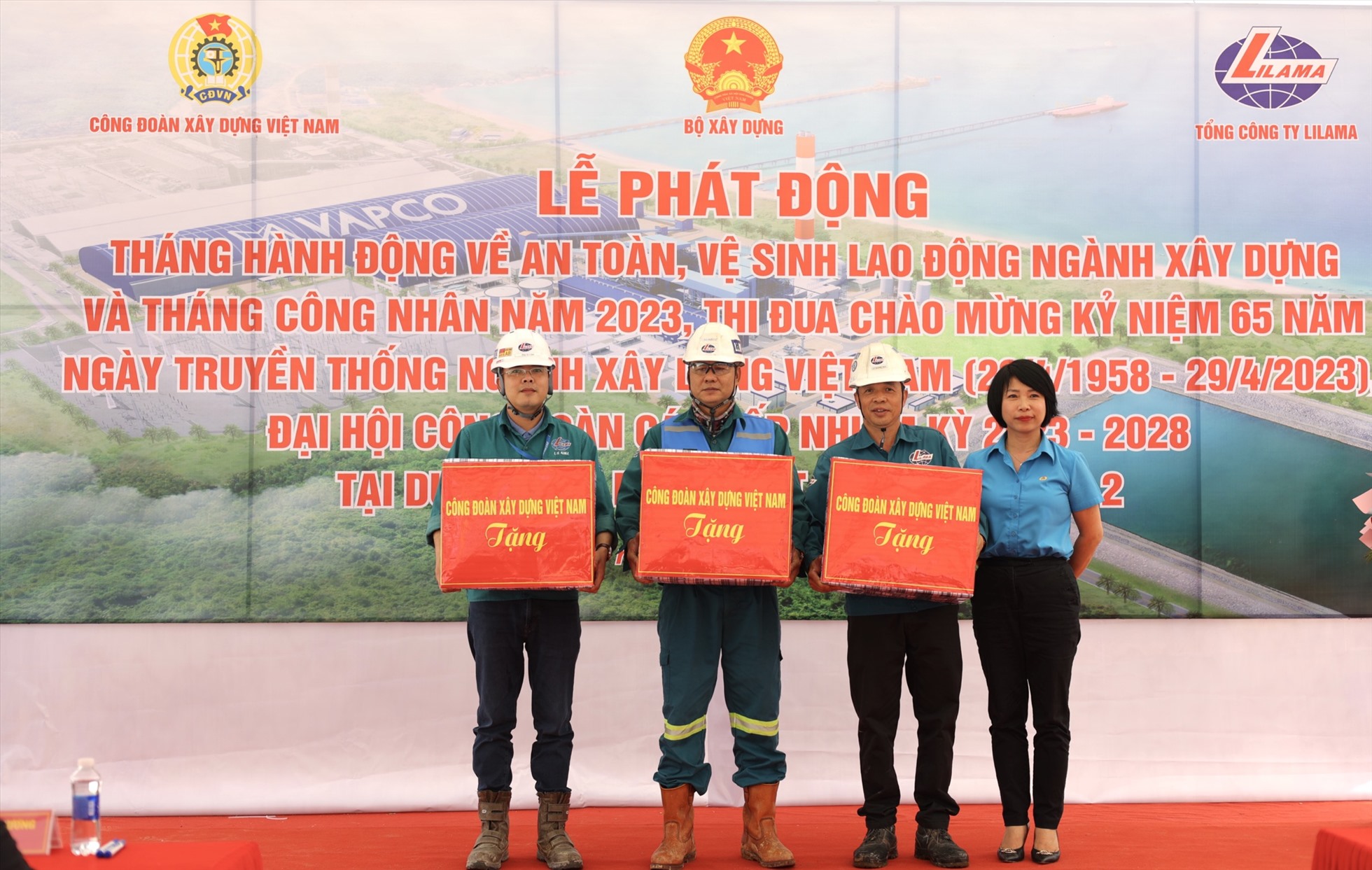 Chủ tịch Công đoàn Xây dựng Việt Nam Nguyễn Thị Thuỷ Lệ trao quà cho người lao động. Ảnh: Mạnh Tùng