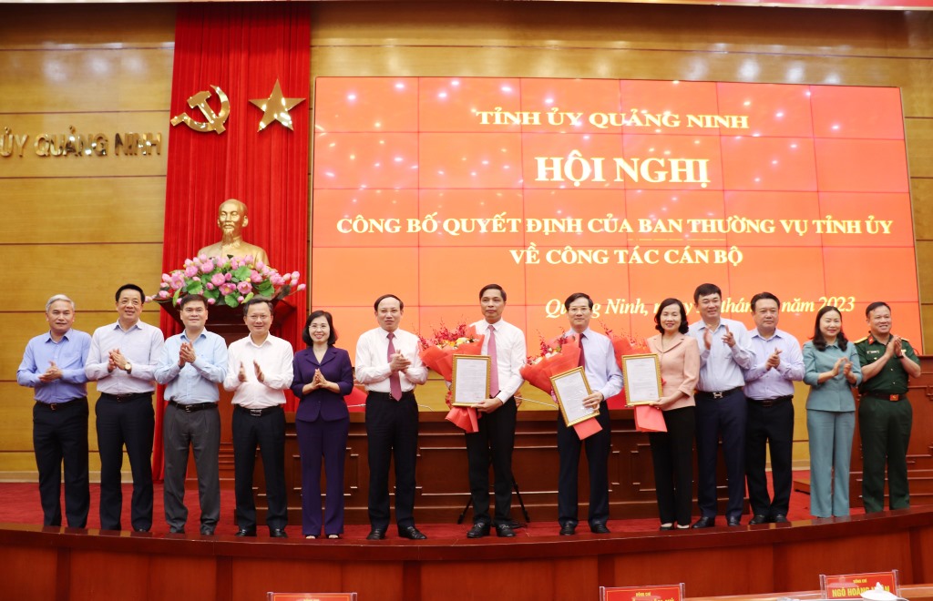 Ban Thường vụ Tỉnh ủy Quảng Ninh tặng hoa chúc mừng các ông: Vũ Văn Diện, Vũ Quyết Tiến và bà Bùi Thúy Phượng nhận nhiệm vụ mới. Ảnh: Thu Chung