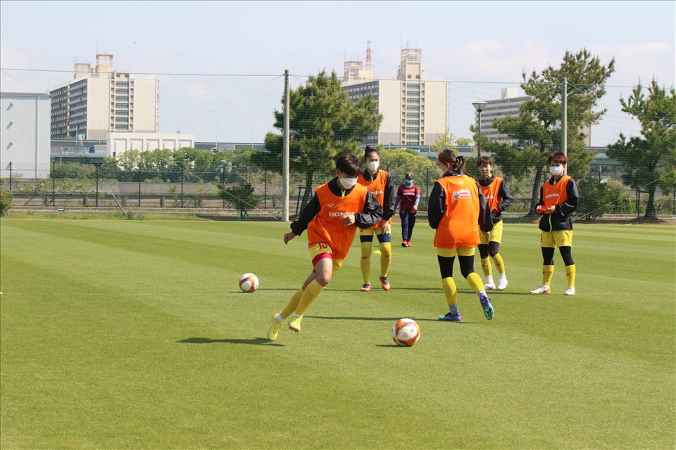 Đội tuyển nữ Việt Nam tập nhẹ sau trận giao hữu với trường Đại học Thể dục thể thao Osaka. Ảnh: VFF