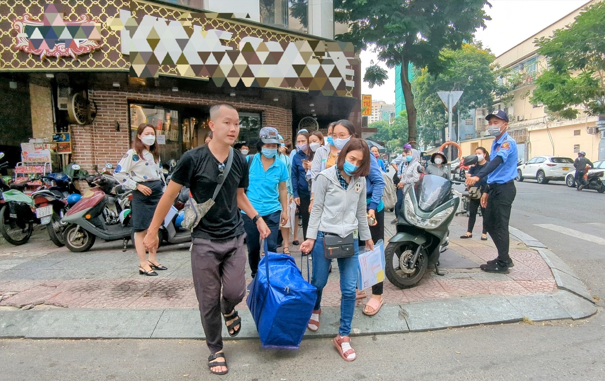 Nhiều người dân đã gửi hồ sơ, đơn tố cáo đến Cơ quan Cảnh sát điều tra Công an TP Hồ Chí Minh những ngày vừa qua. Ảnh: Anh Tú