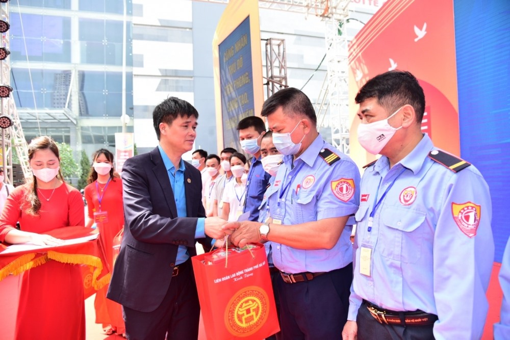 Phó Chủ tịch Tổng Liên đoàn Lao động Việt Nam Ngọ Duy Hiểu trao quà cho đoàn viên công đoàn có hoàn cảnh khó khăn, bị tai nạn lao động. Ảnh: Lao động thủ đô.