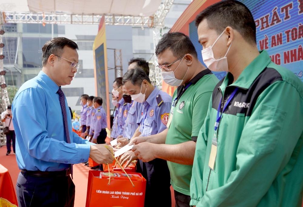 Ông Phạm Quang Thanh - Chủ tịch LĐLĐ thành phố Hà Nội trao quà cho đoàn viên công đoàn có hoàn cảnh khó khăn, bị tai nạn lao động.