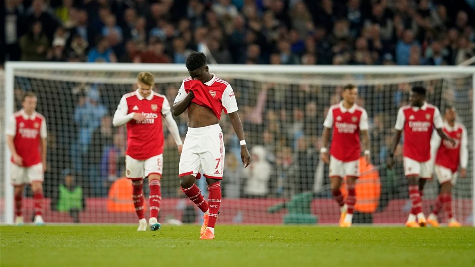 Các cầu thủ Arsenal thất vọng sau trận thua Man City.  Ảnh: AFP