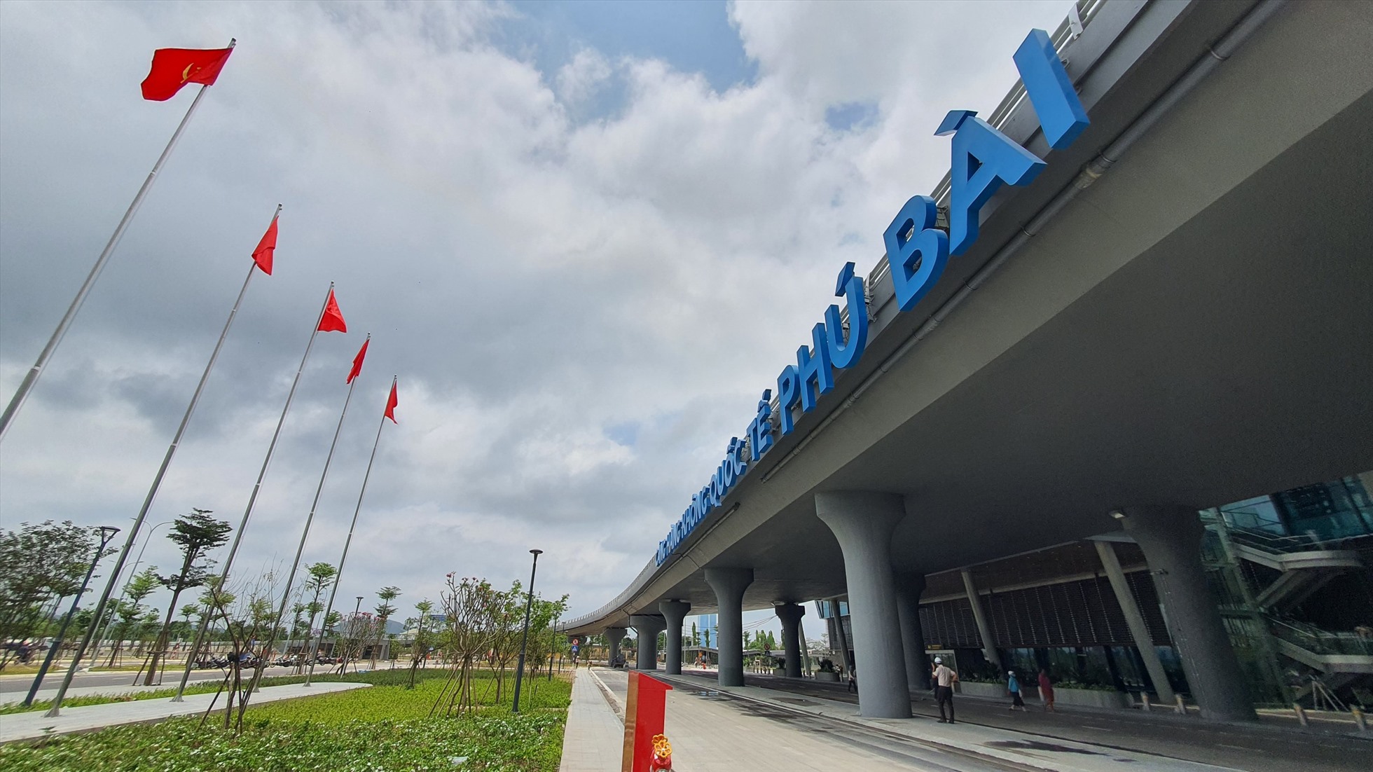 Nhà ga T2 sân bay Phú Bài được khởi công tháng 12/2019, do Tổng công ty Cảng hàng không Việt Nam (ACV) làm chủ đầu tư.
