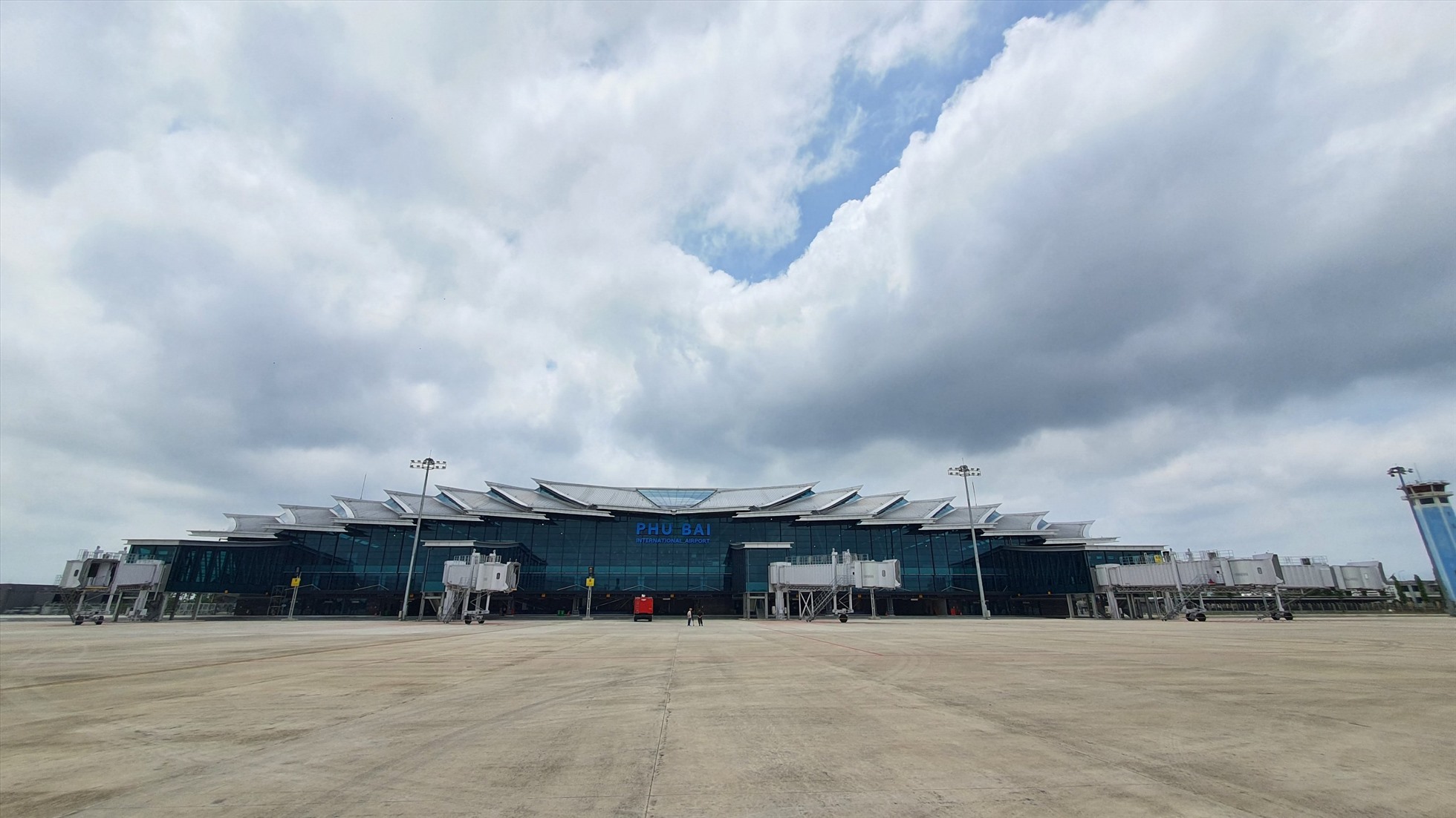 Khi đưa vào khai thác, Dự án Nhà ga T2 - Cảng hàng không quốc tế Phú Bài được kỳ vọng sẽ góp phần quan trọng trong việc kết nối, đa dạng hoá các phương tiện vận tải, khai thác được tiềm năng và lợi thế sẵn có, tạo động lực thúc đẩy sự phát triển kinh tế - xã hội, an ninh quốc phòng cho tỉnh Thừa Thiên Huế và cho cả khu vực.