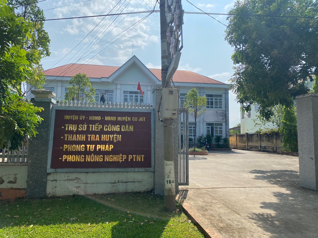 Phòng Tư pháp nằm trong trụ sở khu liên cơ quan huyện Cư Jút, nơi một cán bộ Đảng viên đang bị tố cáo về hành vi trộm cắp. Ảnh: Công Bắc