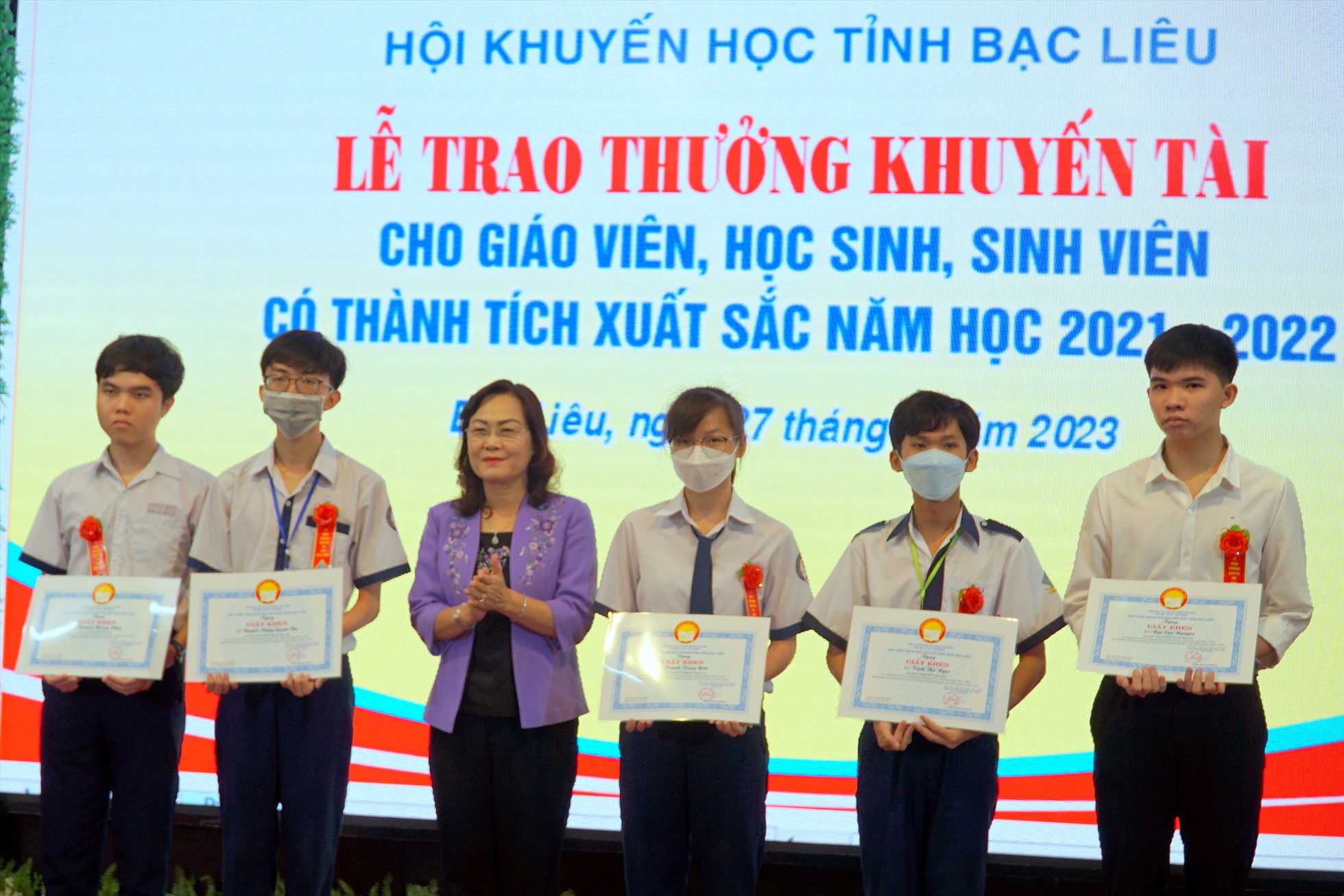 Phó Bí thư Thường trực Tỉnh ủy Bạc Liêu Lê Thị Ái Nam chụp hình lưu niệm cùng các em học sinh đoạt các giải Quốc gia năm 2023. Ảnh: Nhật Hồ
