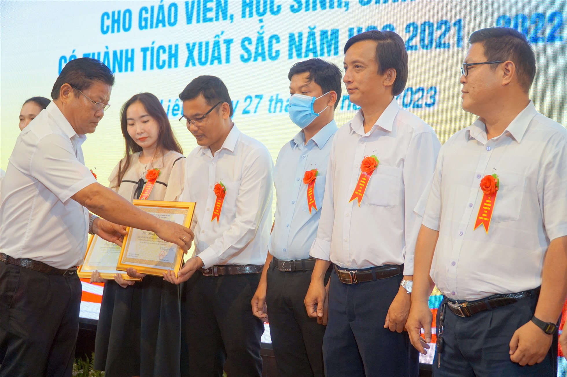 Ông Trần Hoàng Duyên, Chủ tịch Hội khuyến học tỉnh Bạc Liêu trao bằng khen cho giáo viên dạy gỏi cấp tỉnh. Ảnh: Nhật Hồ
