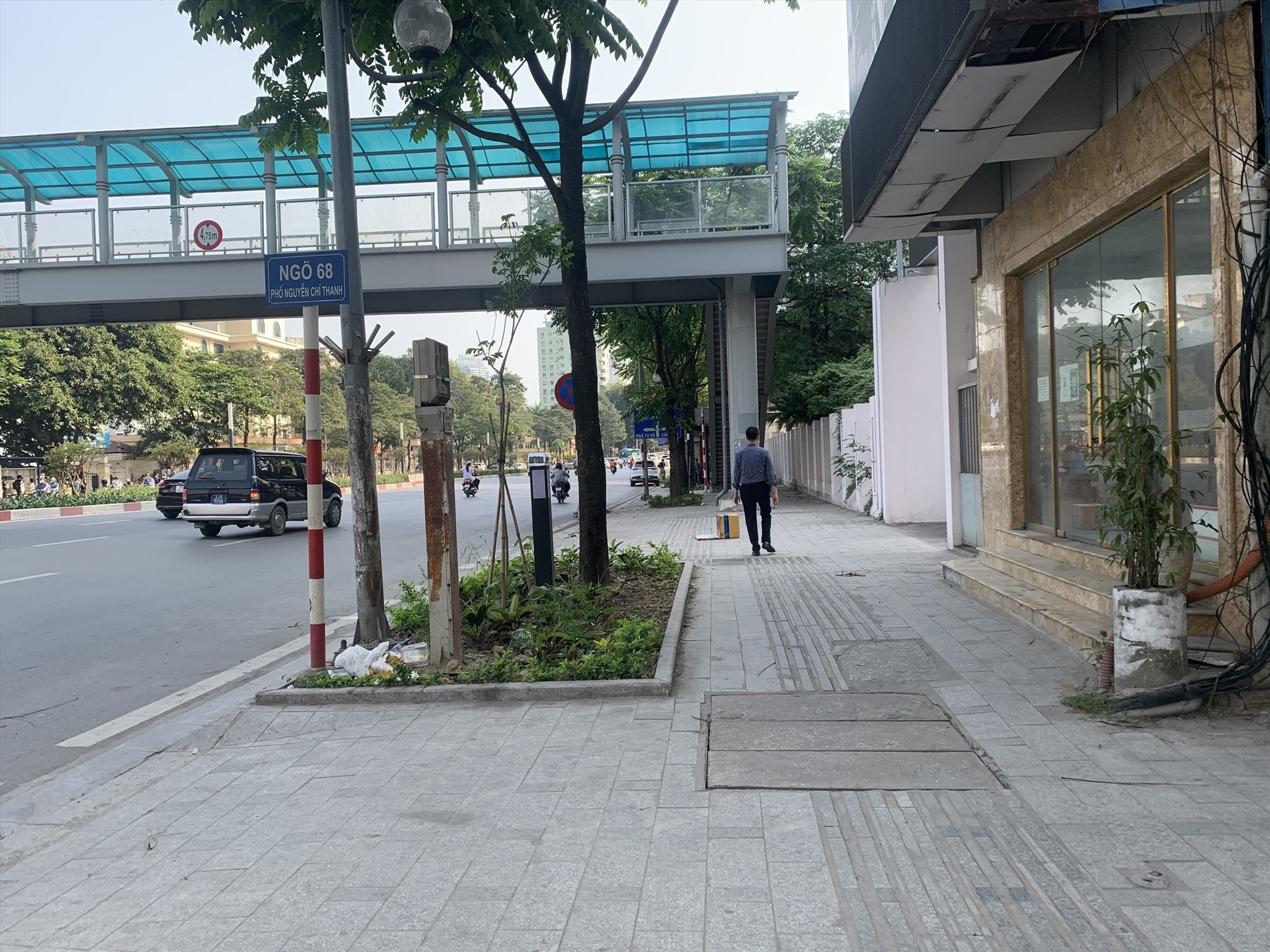 Vỉa hè trên tuyến đường Nguyễn Chí Thanh rộng rãi, người dân có thể đi bộ. Ảnh: T.Vương