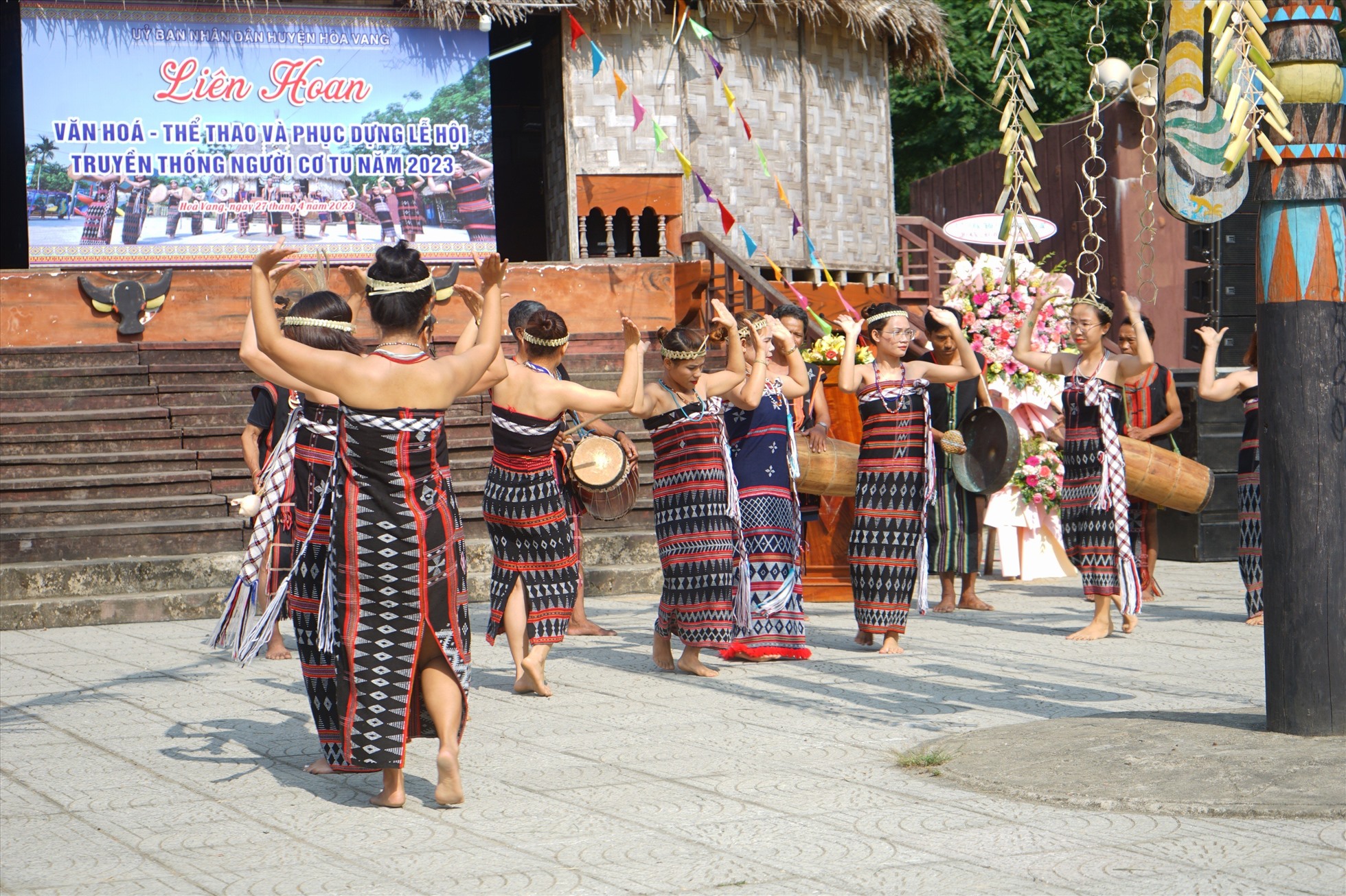 Theo Phó Chủ tịch Thường trực UBND huyện Hòa Vang Nguyễn Thúc Dũng, hơn 15 năm qua, UBND huyện Hòa Vang đã chú trọng bảo tồn, phát huy các giá trị văn hóa truyền thống và xây dựng đời sống văn hóa người Cơ tu trên địa bàn huyện. Cộng đồng người Cơ tu cùng với chính quyền không ngừng nỗ lực trong việc xây dựng và phát triển văn hóa thông qua các hoạt động phục dựng lễ hội, liên hoan văn hóa - thể thao và mở rộng giao lưu học hỏi để làm giàu vốn văn hóa dân tộc.