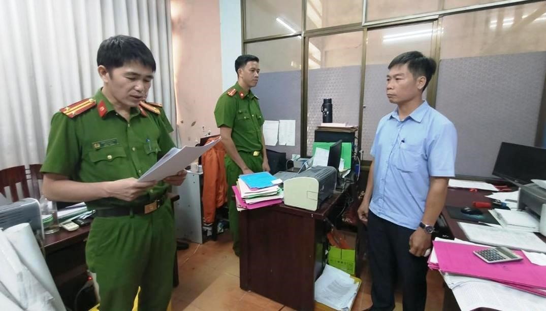 Phòng Cảnh sát kinh tế tống đạt quyết định khởi tố đối với bị can Bùi Mạnh Tường. Ảnh: Văn Nam
