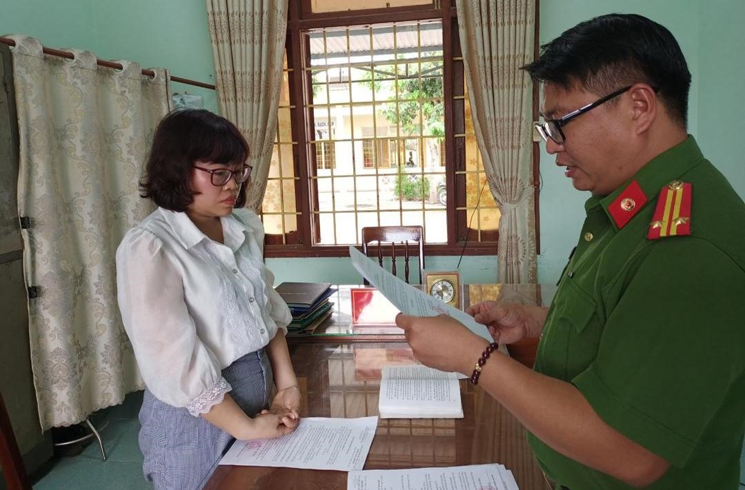 Phòng Cảnh sát kinh tế tống đạt quyết định khởi tố đối với bị can Nguyễn Thị Dung. Ảnh: Văn Nam