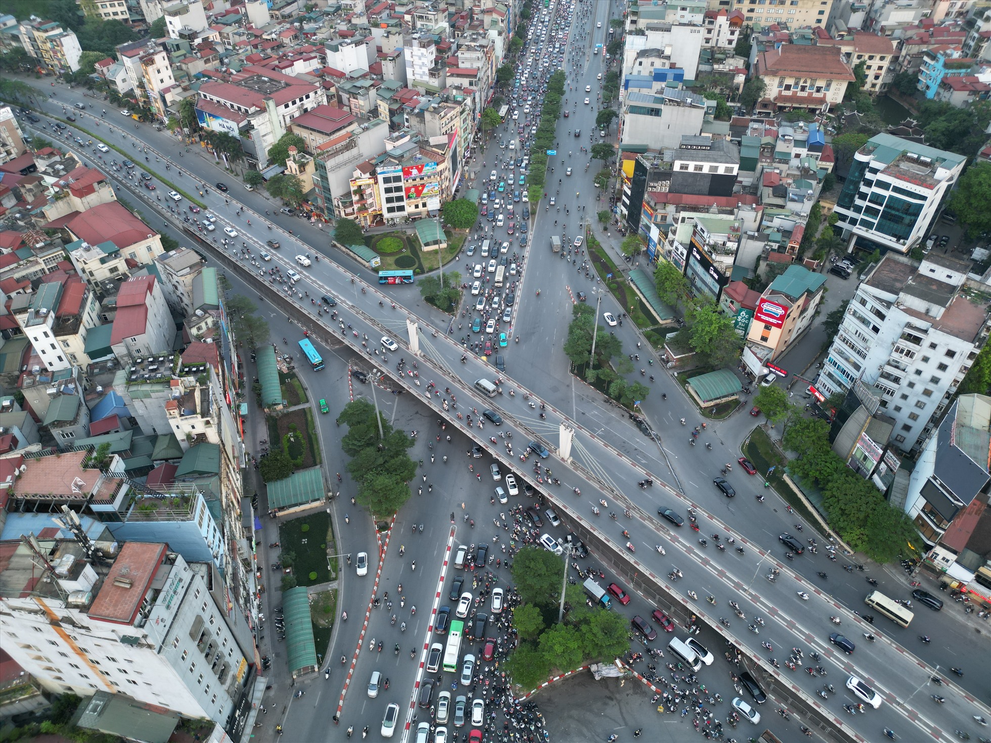 Nút giao Ngã Tư Sở đông đúc phương tiện từ 16h chiều nay.