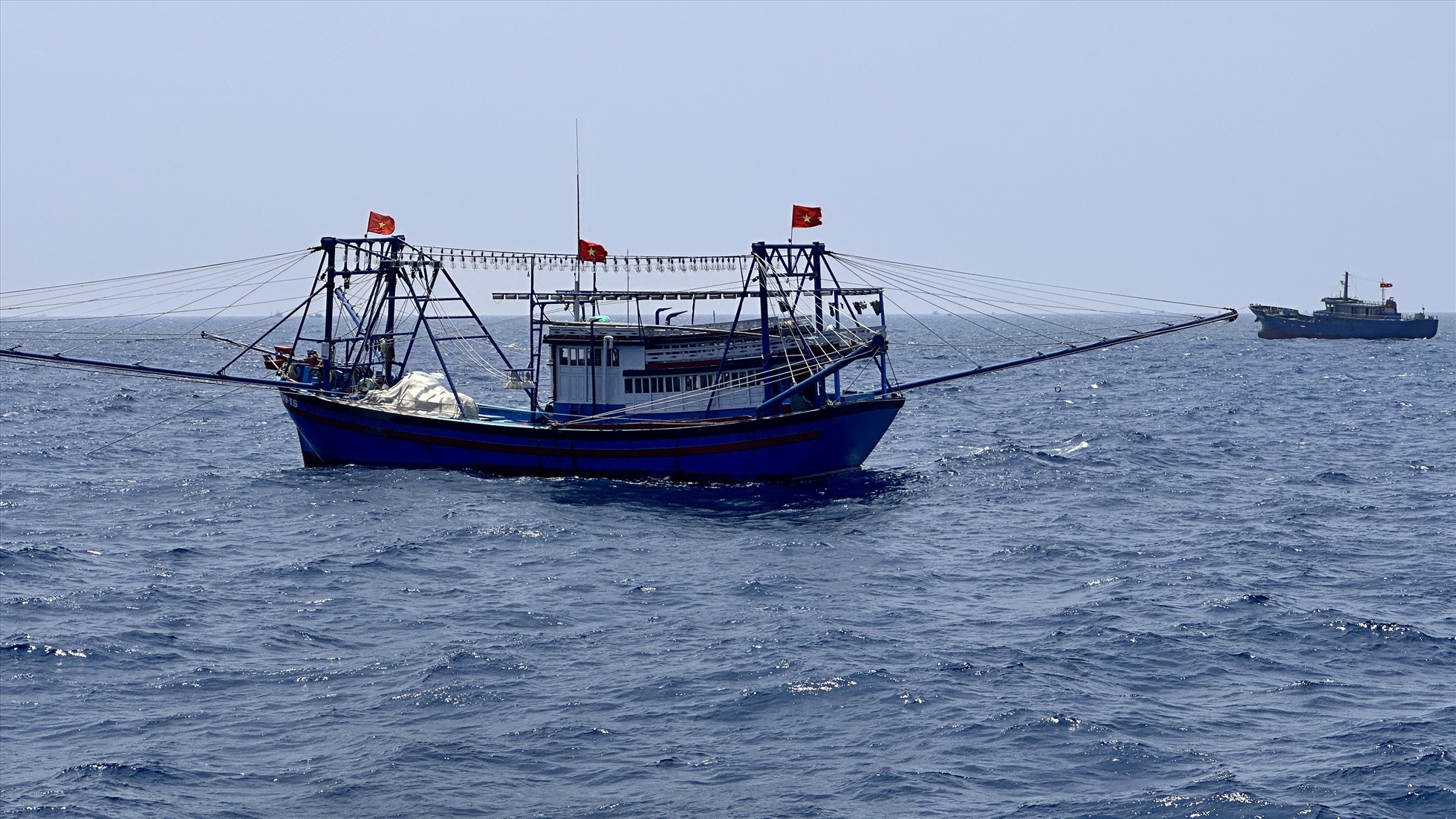 Tàu cá của ngư dân Phú Quý hoạt động ngoài khơi và mong muốn thêm nhiều chính sách hỗ trợ ngư dân vươn khơi. Ảnh: Duy Tuấn