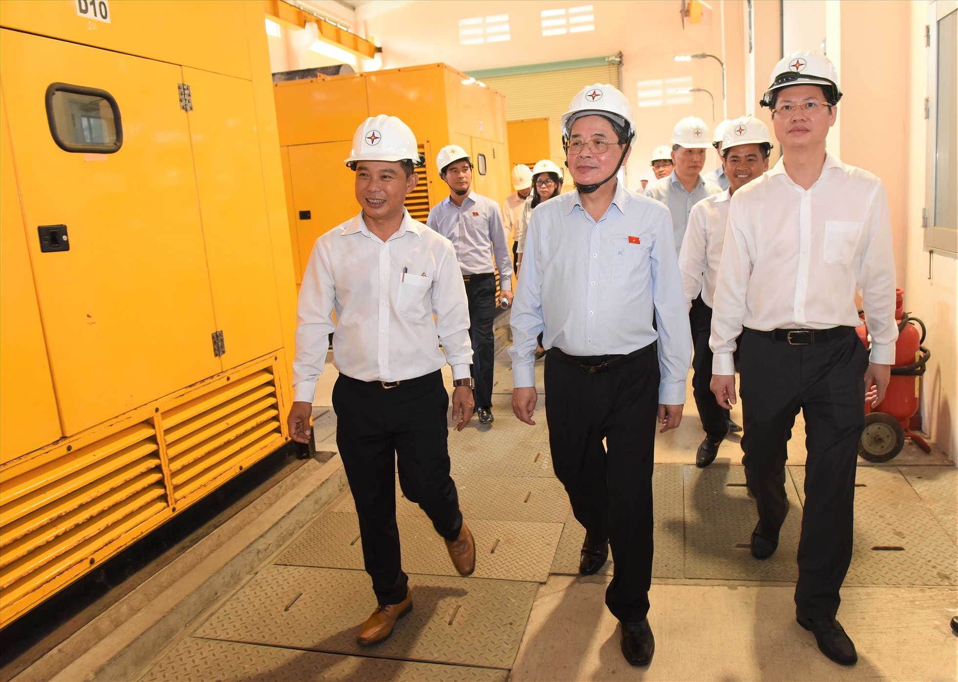 Phó Chủ tịch Quốc hội Nguyễn Đức Hải cùng đoàn công tác tới thăm Nhà máy Phát điện Phú Quý, nơi phát điện 24/24 cho huyện đảo. Ảnh: Phạm Duy