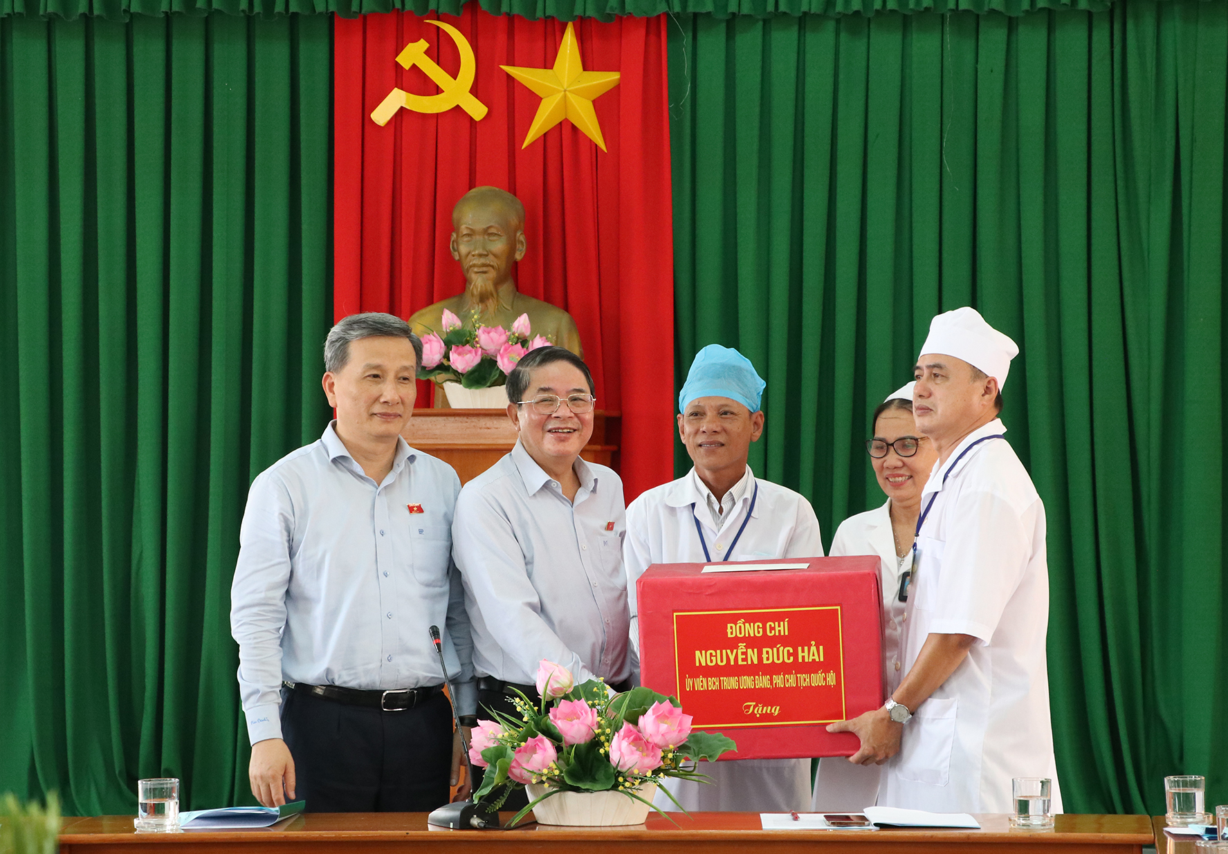 Phó Chủ tịch Quốc hội Nguyễn Đức Hải tặng quà động viên cán bộ, viên chức đang công tác tại Trung tâm Y tế Quân dân y huyện đảo Phú Quý. Ảnh: Thu Dân