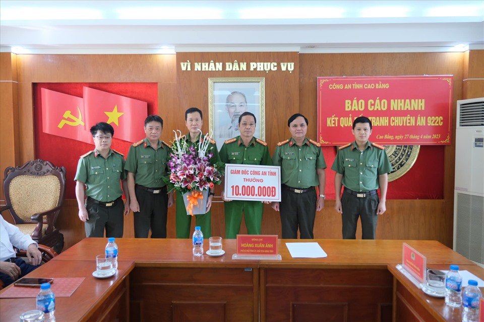 Ban Giám đốc Công an tỉnh Cao Bằng khen thưởng Ban chuyên án.
