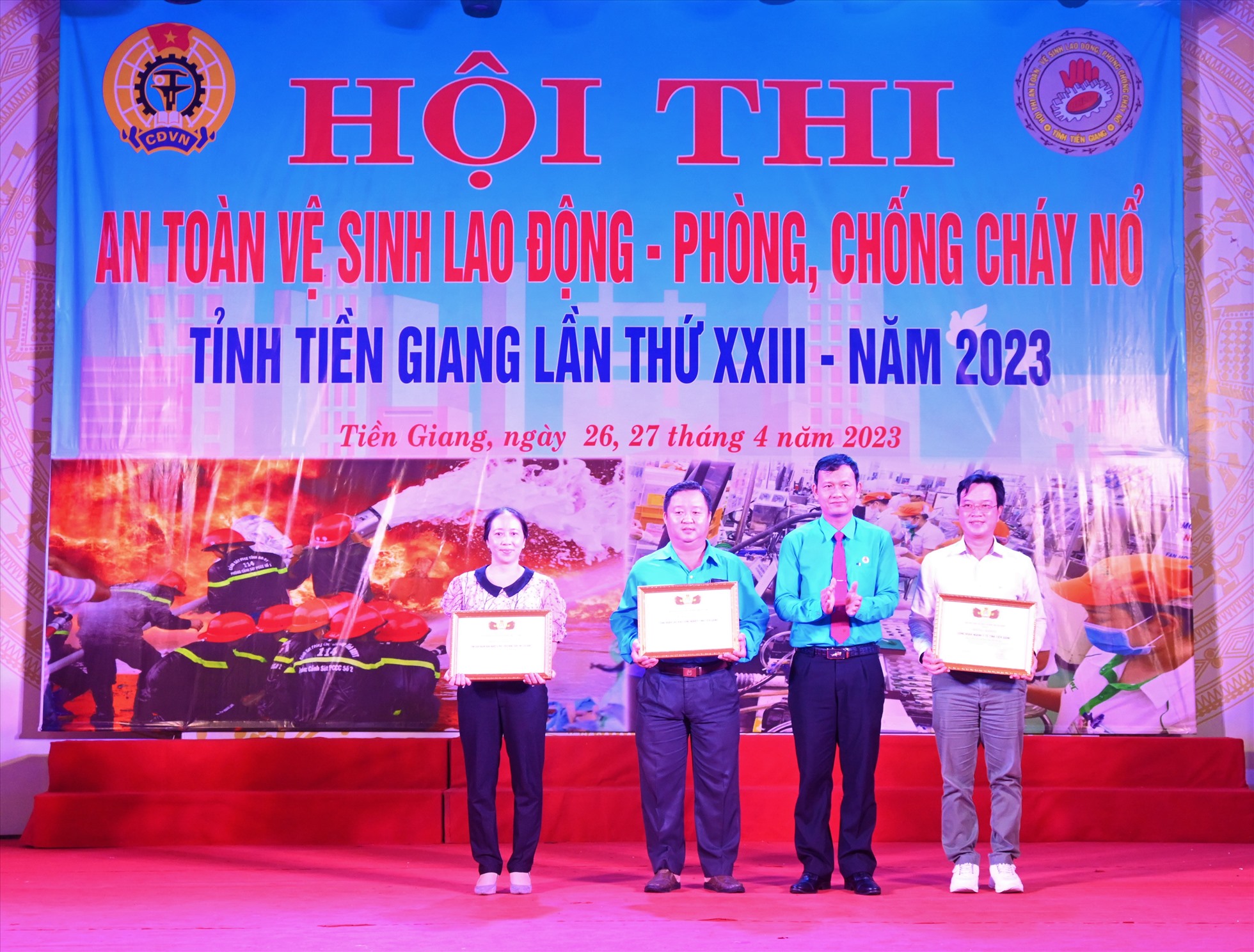 lãnh đạo LĐLĐ tỉnh Tiền Giang trao giải cho các đội tham gia hội thi. Ảnh: Thành Nhân