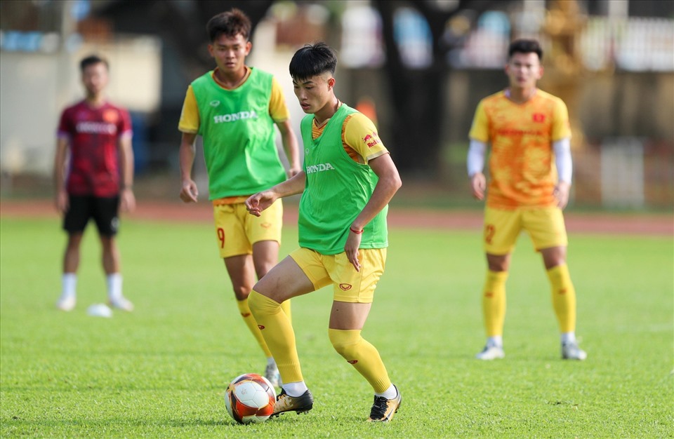 Các cầu thủ quyết tâm tập luyện dưới thời tiết nắng nóng tại Phnom Penh.