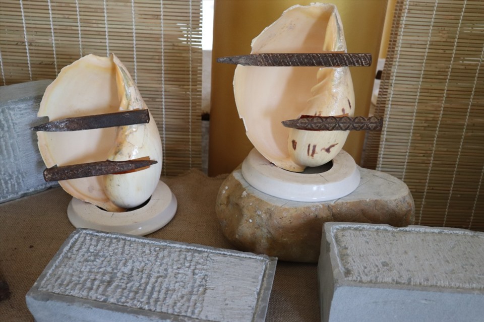 Các dụng cụ chạm khắc đá thô sơ được trưng bày tại bảo tàng.