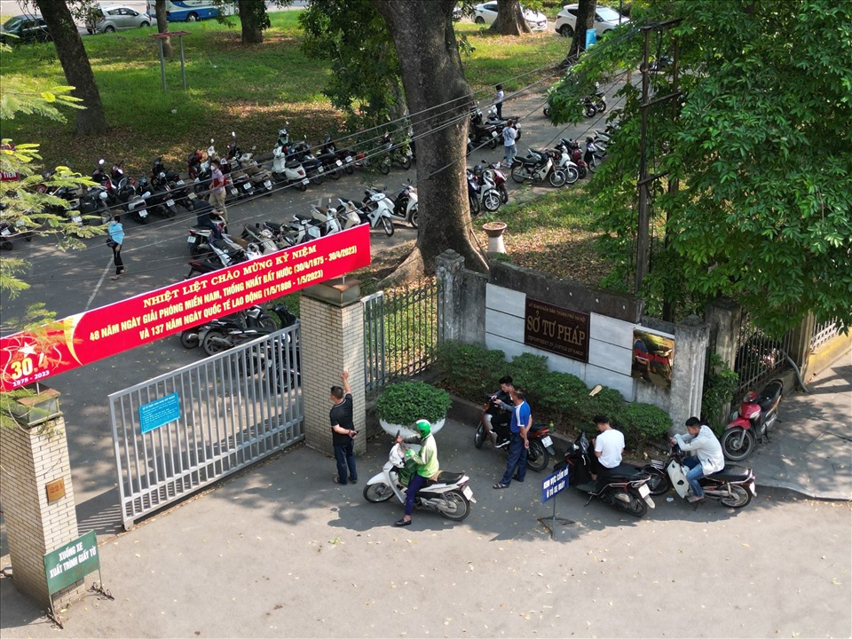 Nhiều “cò mồi” tụ tập trước cổng Sở Tư pháp Hà Nội. Ảnh: Nhóm PV